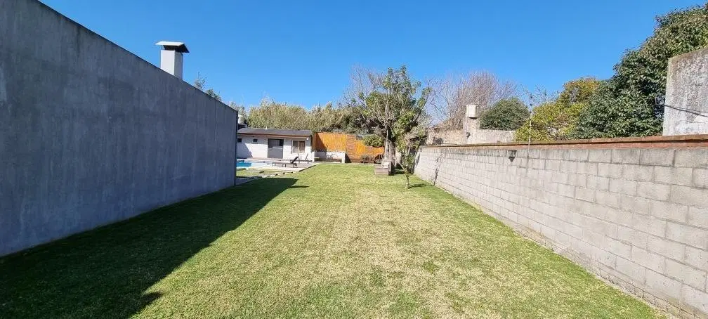 Casa en venta - 2 dormitorios 1 baño - patio pileta parrilla - 900mts2- Florencio Varela 1