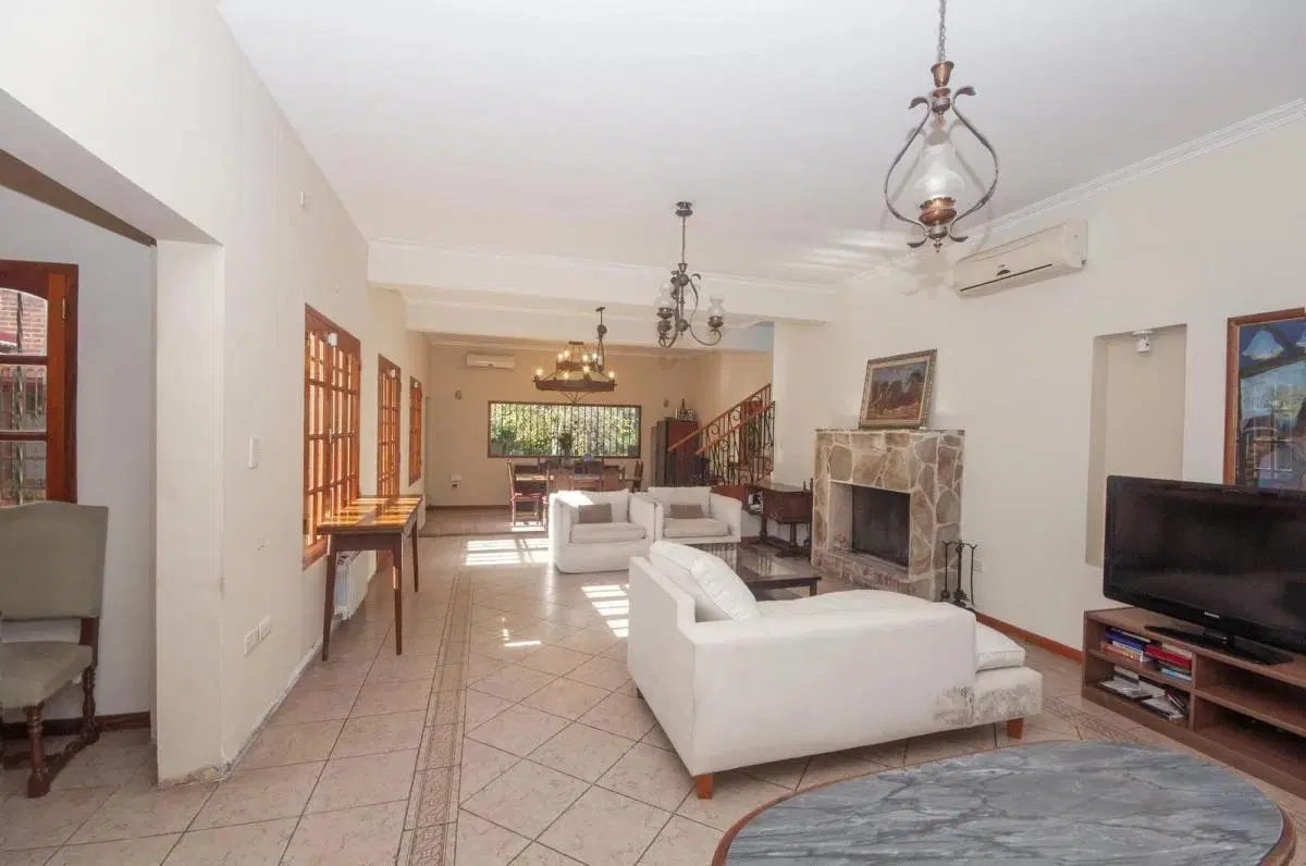 Casa en venta - 4 Dormitorios 5 Baños - Cocheras - 3.046Mts2 - City bell 5