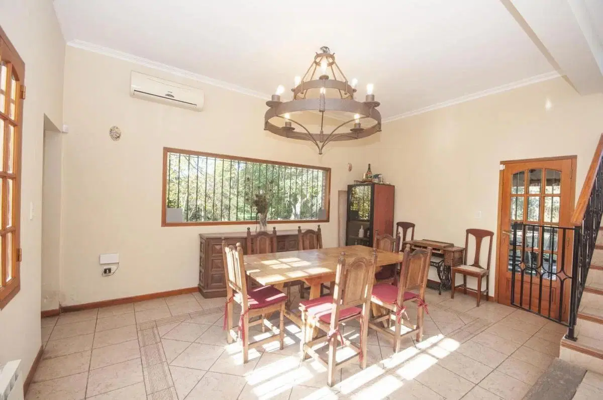 Casa en venta - 4 Dormitorios 5 Baños - Cocheras - 3.046Mts2 - City bell 2