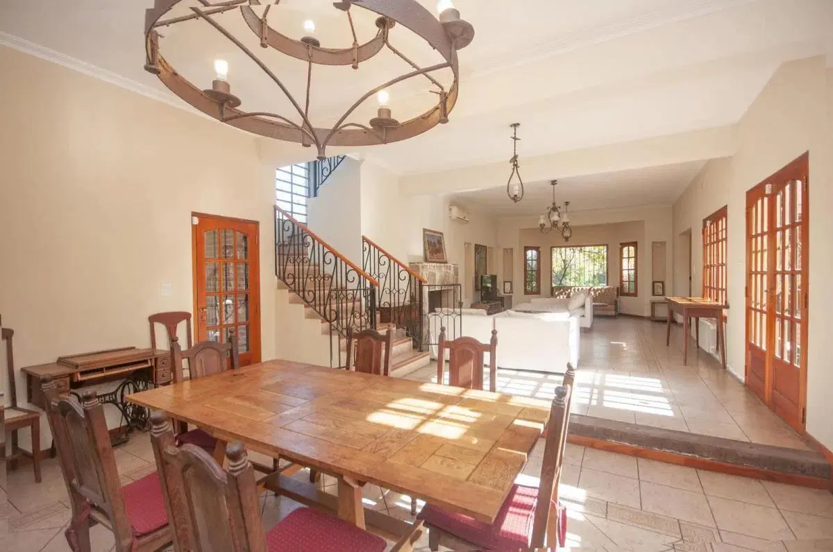 Casa en venta - 4 Dormitorios 5 Baños - Cocheras - 3.046Mts2 - City bell 1
