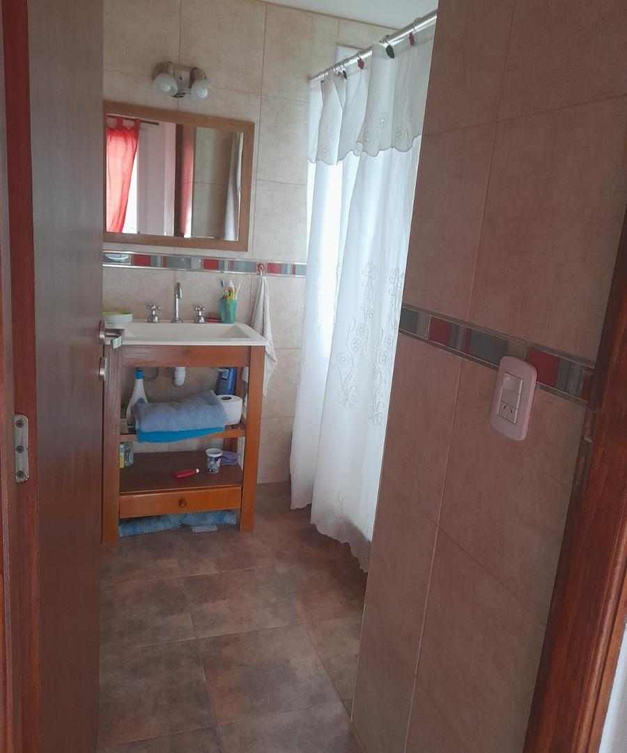 Foto de PH en venta - 2 Dormitorios 1 Baño - Cochera - 70Mts2 - Aguas Verdes, imagen 2