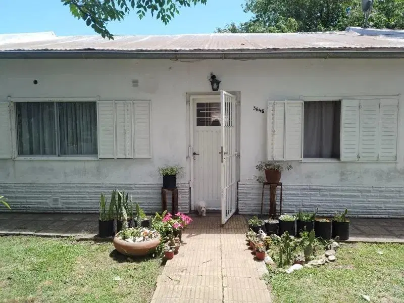 Casa en venta - 2 Dormitorios 1 Baño - Cochera - 350Mts2 - Almirante Brown 1