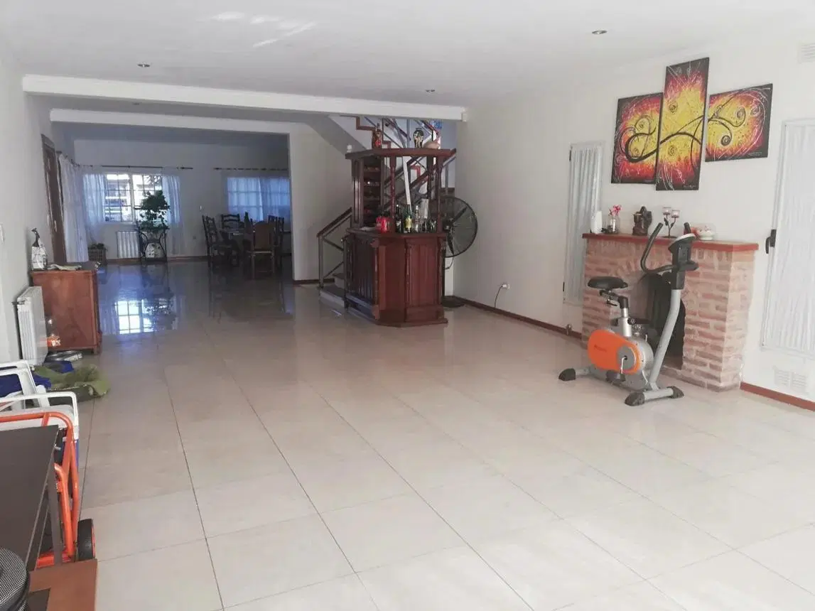 Casa en venta - 4 Dormitorios 3 Baños - Cochera - 2.200Mts2 - Florencio Varela 2