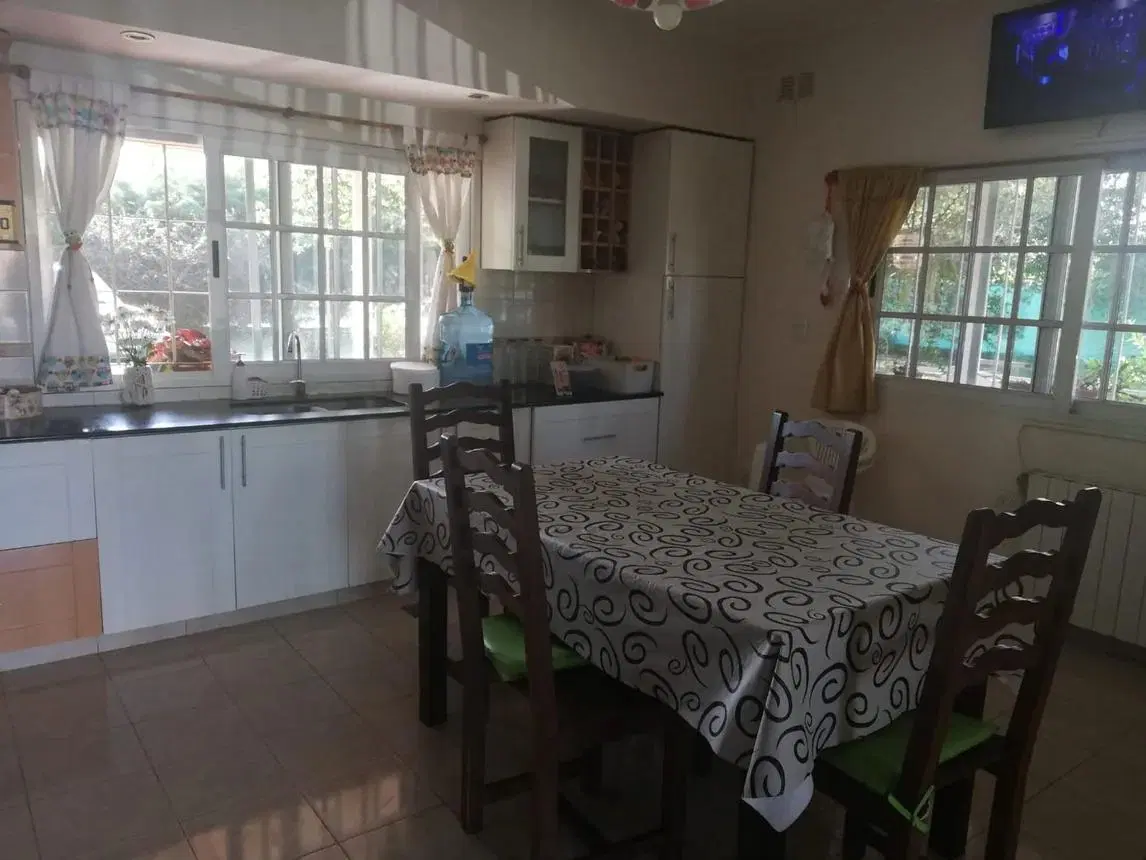 Casa en venta - 4 Dormitorios 3 Baños - Cochera - 2.200Mts2 - Florencio Varela 3