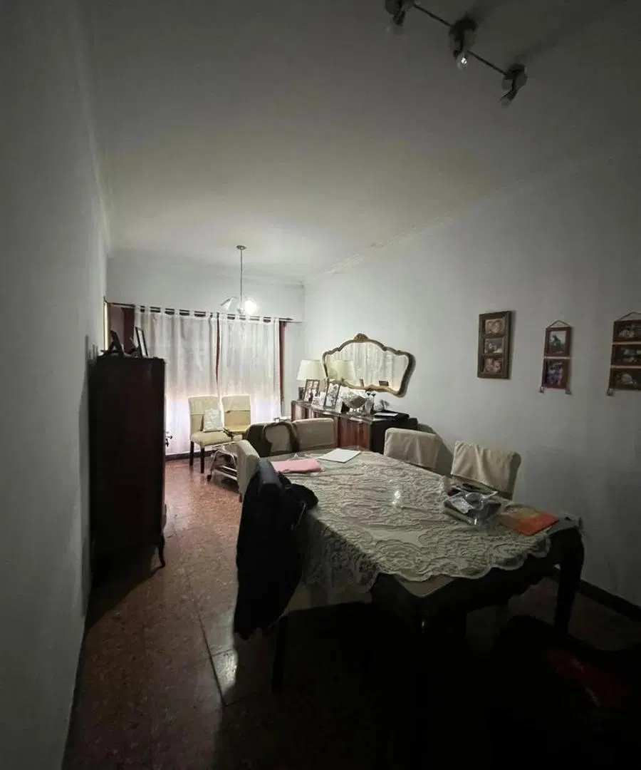 Casa en venta - 4 Dormitorios 2 Baños - Cochera - 210Mts2 - Ituzaingó 2