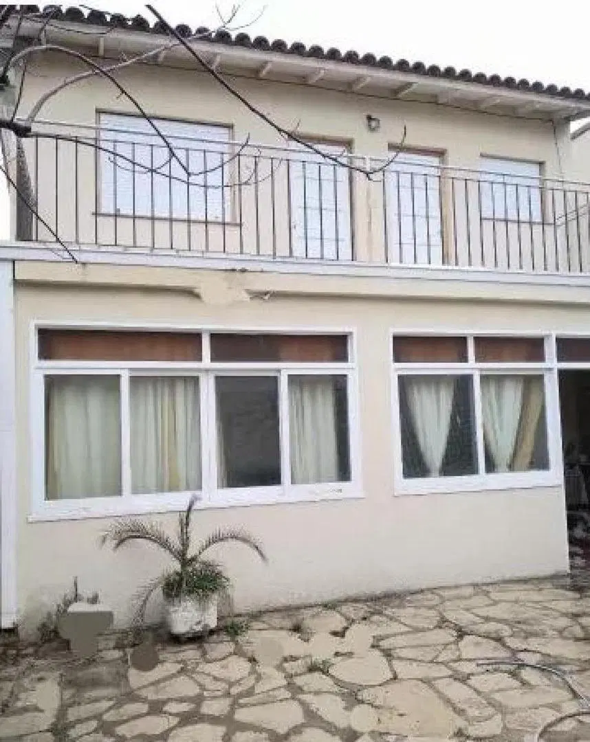 Casa en venta - 4 Dormitorios 2 Baños - Cochera - 210Mts2 - Ituzaingó 3