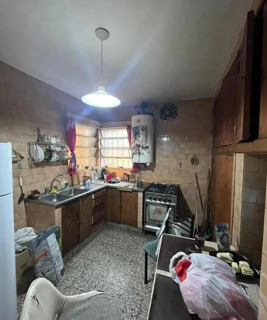 Casa en venta - 4 Dormitorios 2 Baños - Cochera - 210Mts2 - Ituzaingó 1