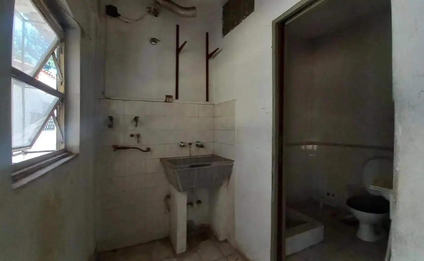 Casa en venta - 4 Dormitorios 1 Baño - Ministro Rivadavia 4