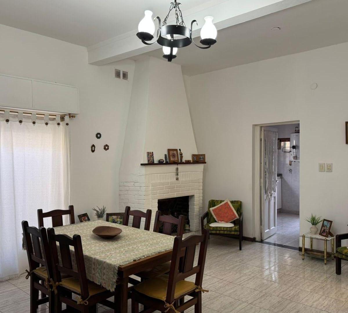 Casa en venta - 3 Dormitorios  1 Baño - 196mts2 - Chivilcoy