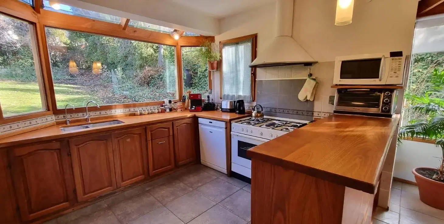 Casa en venta - 4 Dormitorios 2 Baños - Cochera - 1.008Mts2 - San Carlos de Bariloche 2