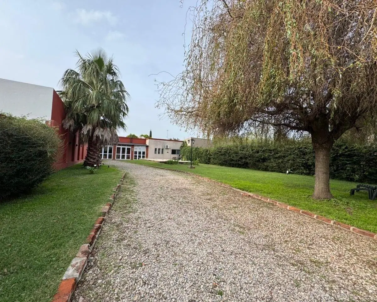 Casa en venta - 3 Dormitorios 2 Baños - 705mts2 - Chivilcoy 3