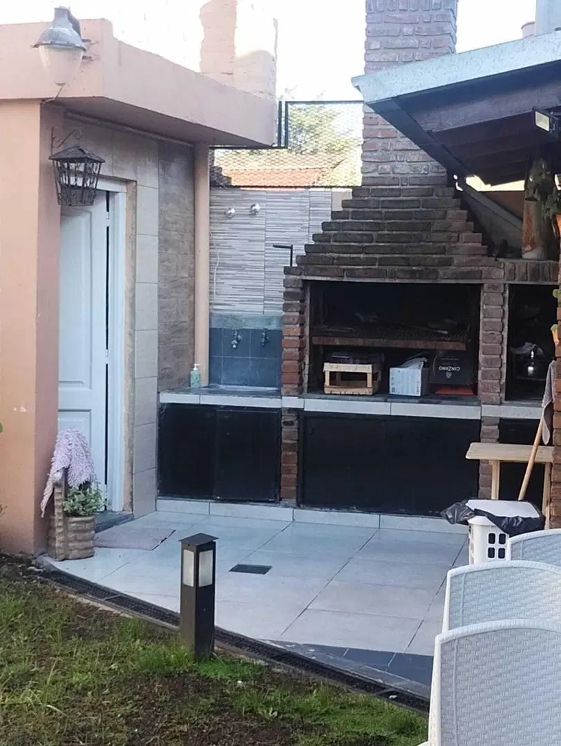 Casa en venta - 4 Dormitorios 3 Baños - Castelar 3