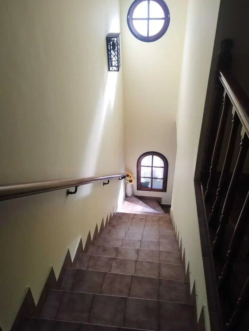 Casa en venta - 4 Dormitorios 3 Baños - Castelar 2