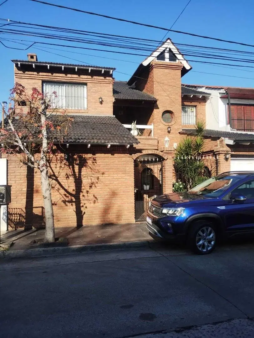 Casa en venta - 4 Dormitorios 3 Baños - Castelar 4