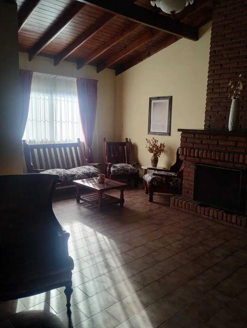 Casa en venta - 4 Dormitorios 3 Baños - Castelar 1