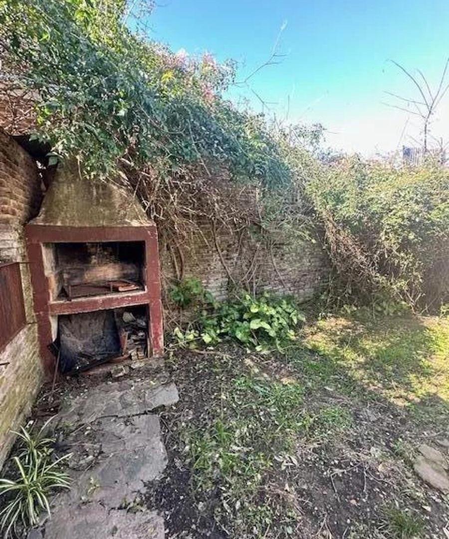 Foto de Casa en venta - 3 Dormitorios 1 Baño - Cochera - 206Mts2 - Villa de Mayo, imagen 2