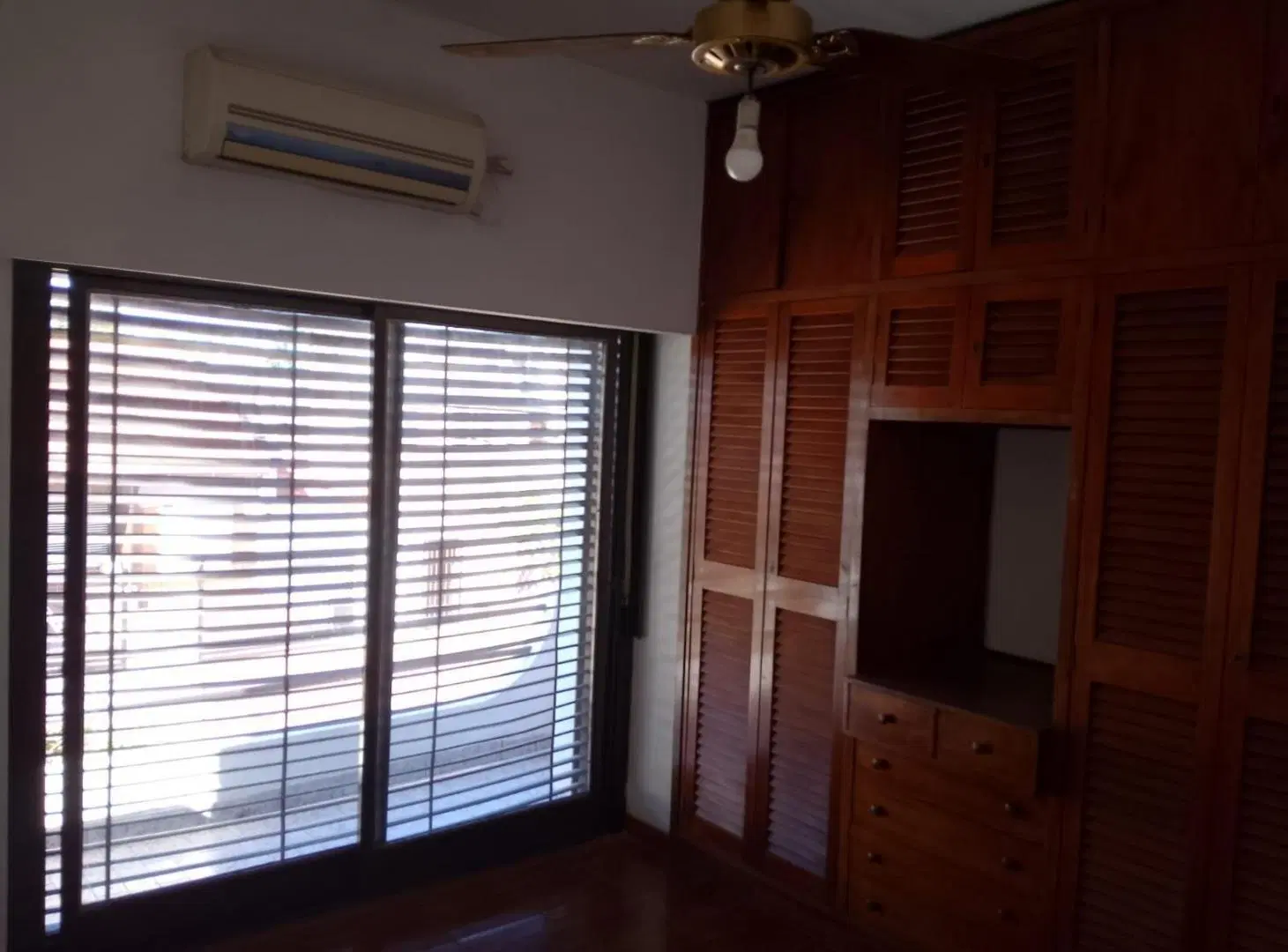 Casa en venta - 4 Dormitorios 3 Baños - Haedo 1