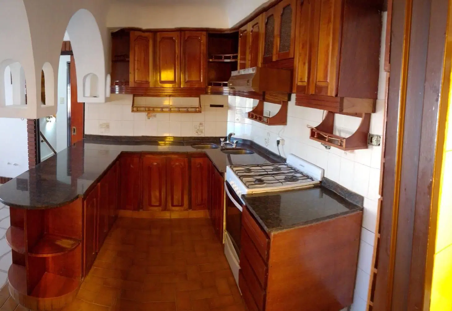 Casa en venta - 4 Dormitorios 3 Baños - Haedo 5
