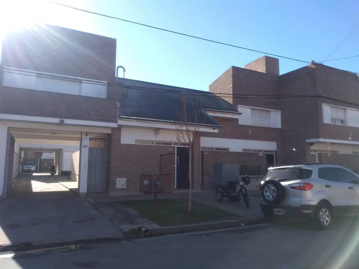 Dúplex en la venta - 2 dormitorios 2 baños - Cochera - 74 m2 - Los Hornos 5
