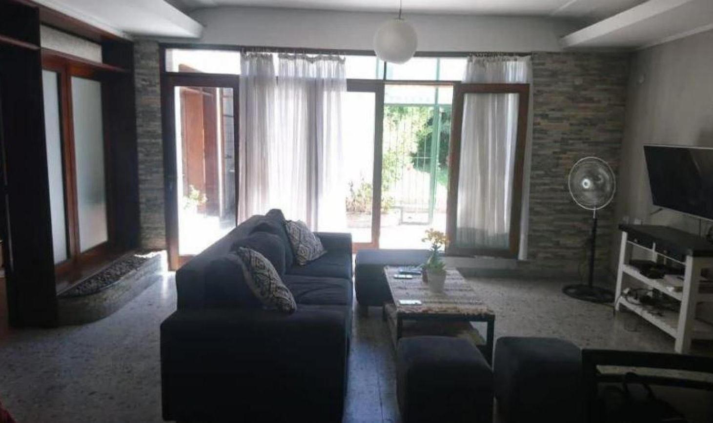 Casa en venta - 3 dormitorios 2 baños - Cochera - 300mts2 - La Plata