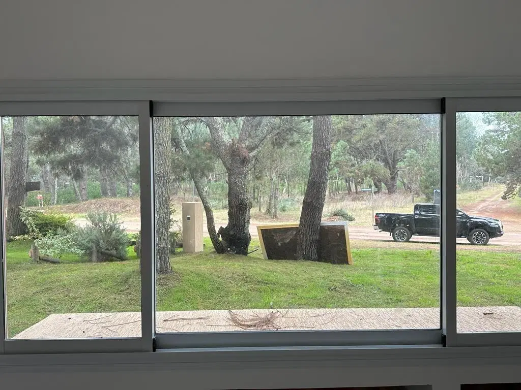 Casa en venta - 3 Dormitorios 3 Baños - 675Mts2 - Costa del Este 5