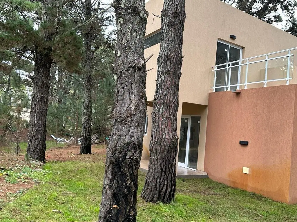Casa en venta - 3 Dormitorios 3 Baños - 675Mts2 - Costa del Este 2