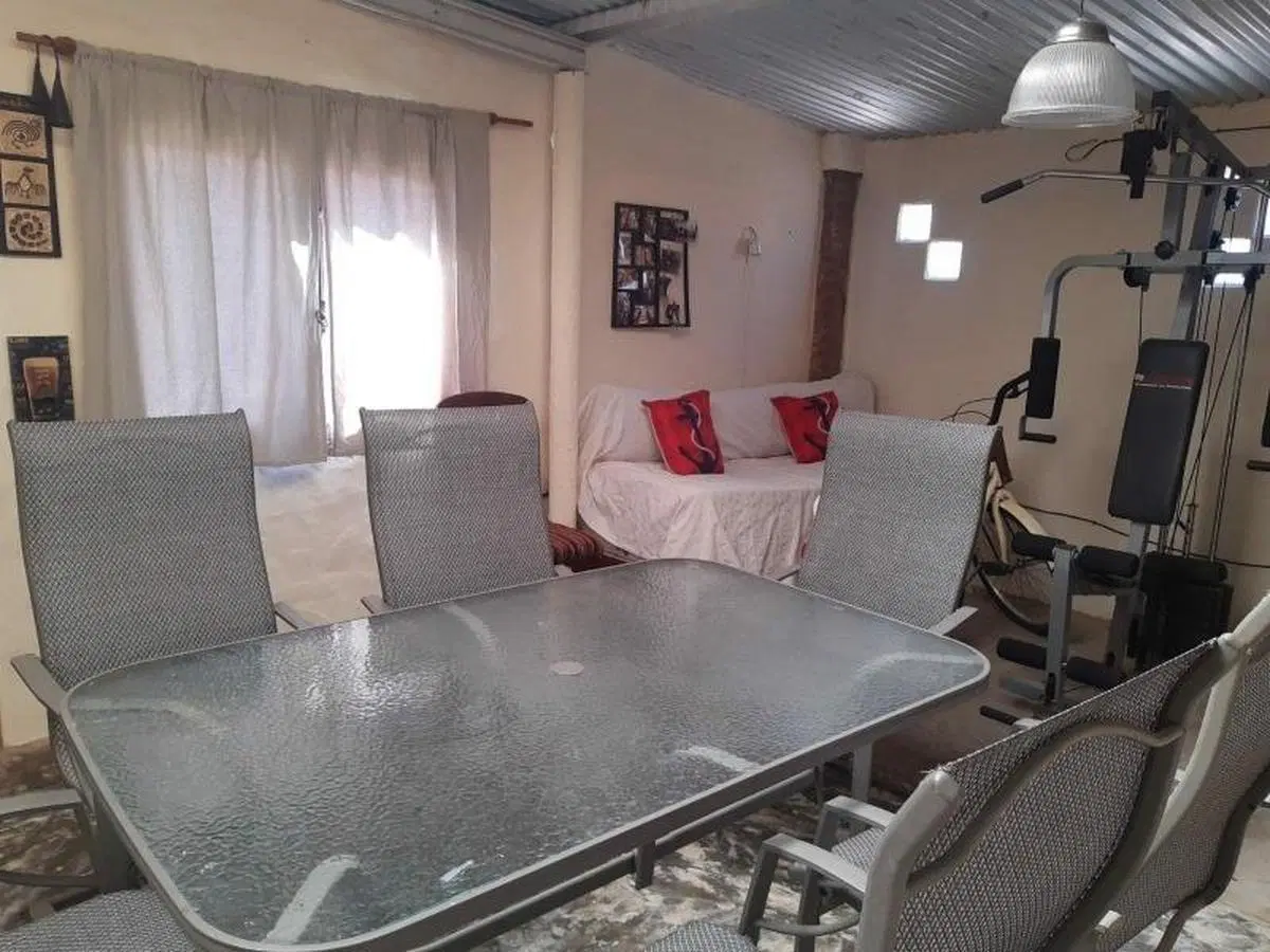 Casa en venta - 2 dormitorios 2 baños - 300mts2 - Necochea 3