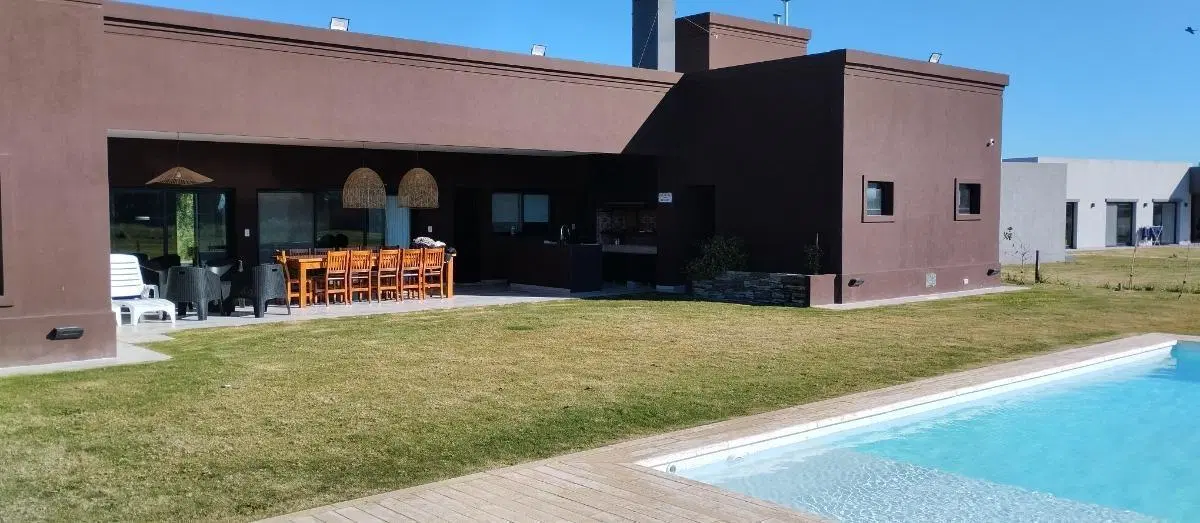 Casa en venta - 5 Dormitorios 2 Baños - Cochera - 2.000Mts2 - Luján 2
