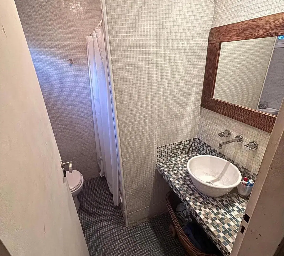 Casa en venta - 4 Dormitorios 3 Baños - Castelar 5