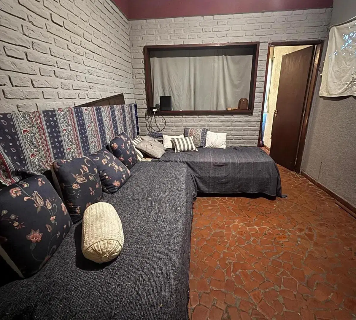 Casa en venta - 4 Dormitorios 3 Baños - Castelar 2