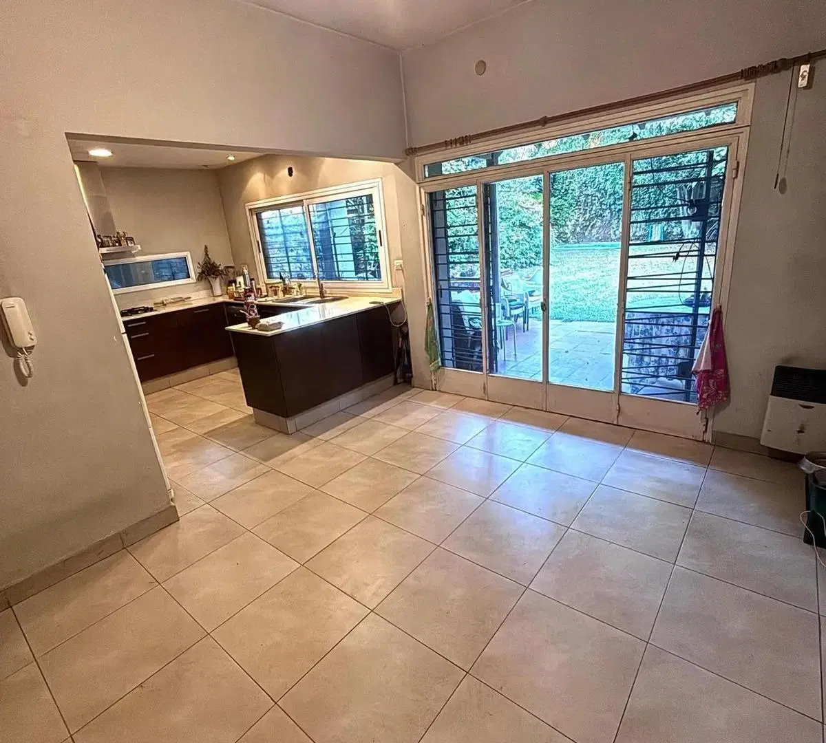 Casa en venta - 4 Dormitorios 3 Baños - Castelar 1