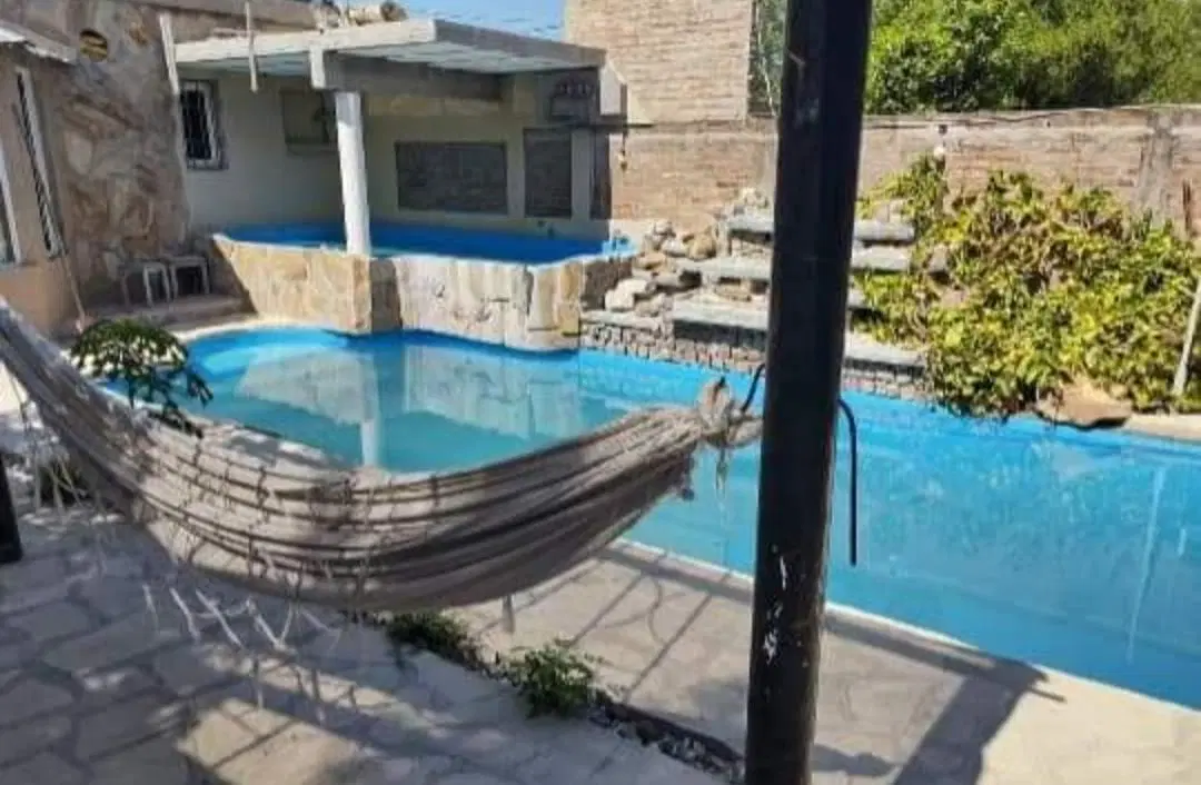 Casa en venta - 4 Dormitorios 4 Baños - Cocheras - 344Mts2 - Burzaco 3