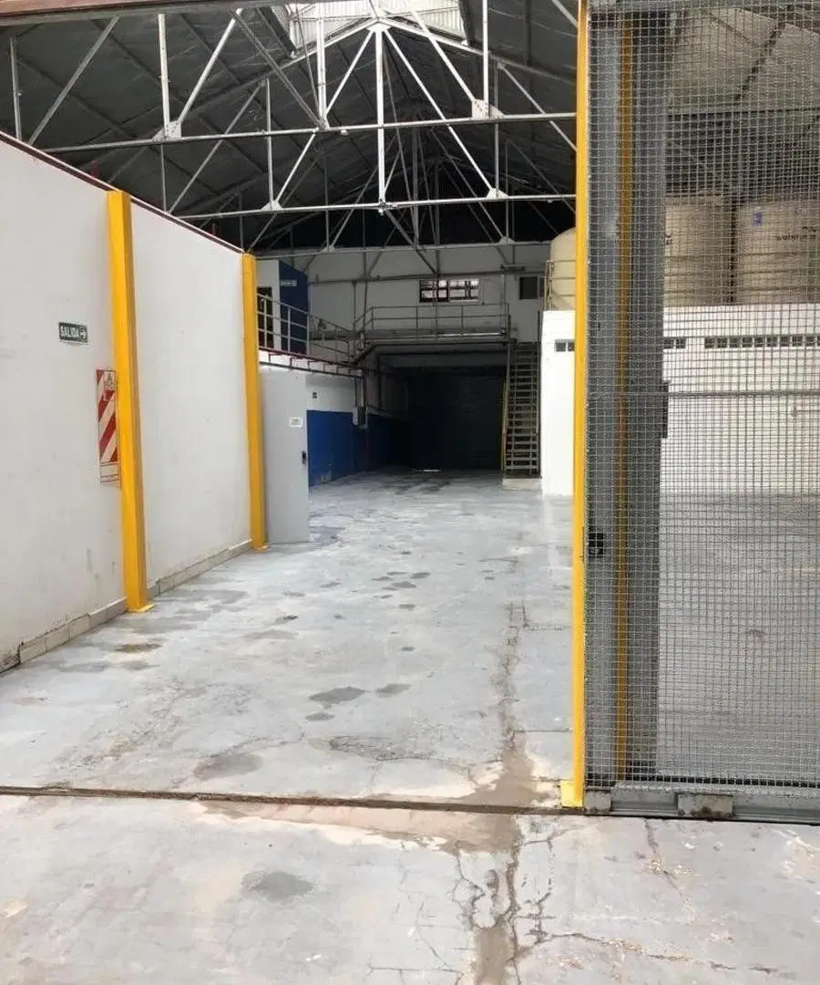 Depósito en venta - Oficinas - Baños - Flores 2