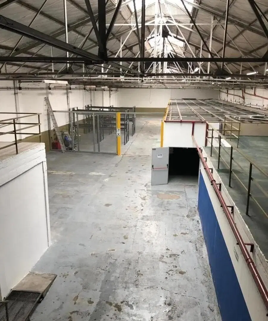 Depósito en venta - Oficinas - Baños - Flores 5