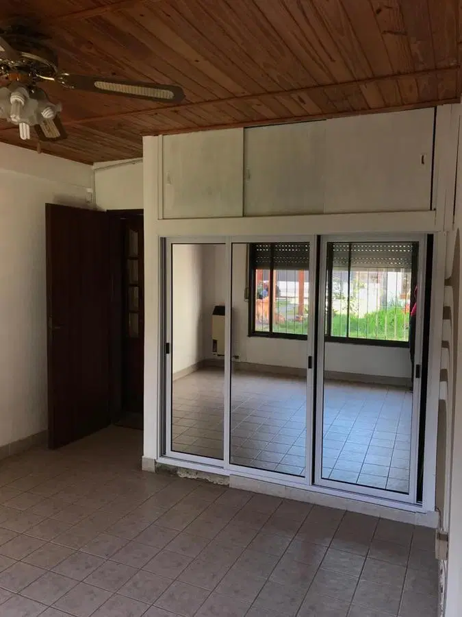 Casa en venta - 5 dormitorios 3 baños - Cocheras - 300mts2 totales - Berazategui 1