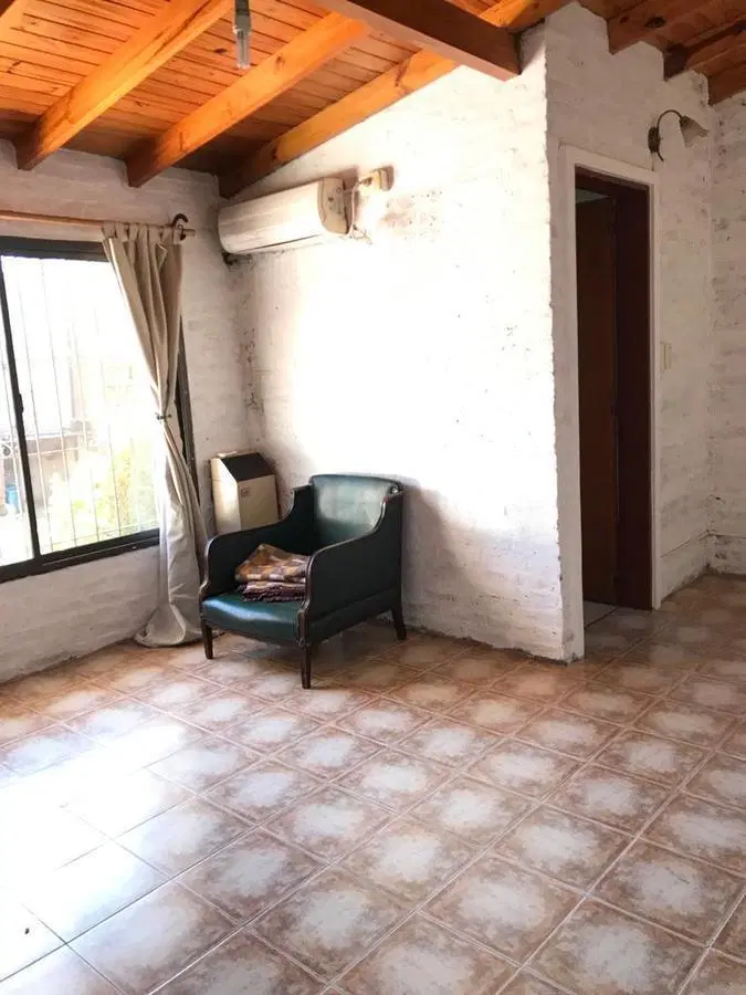 Casa en venta - 5 dormitorios 3 baños - Cocheras - 300mts2 totales - Berazategui 2
