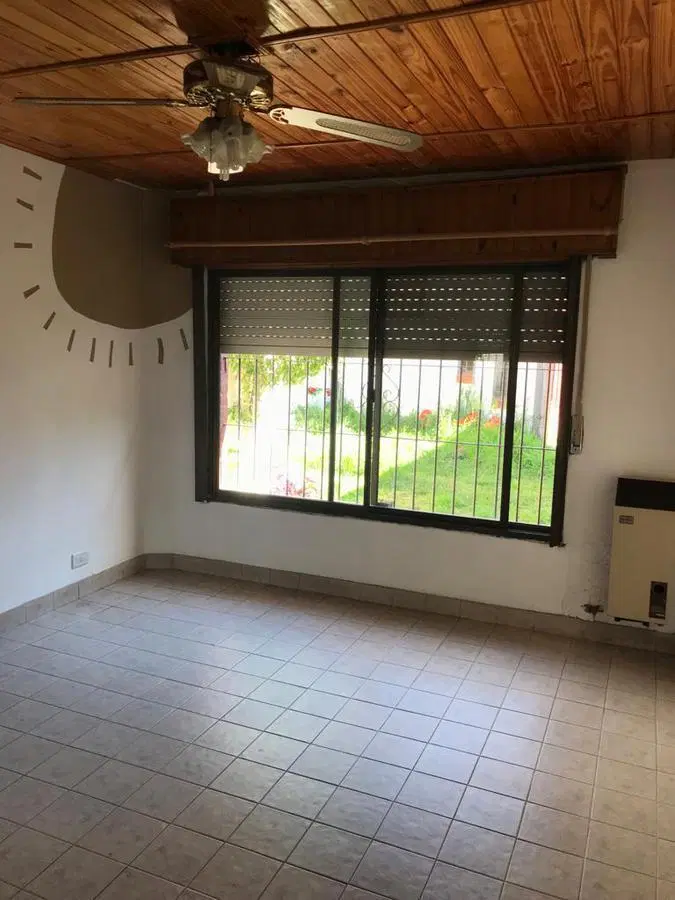 Casa en venta - 5 dormitorios 3 baños - Cocheras - 300mts2 totales - Berazategui 5