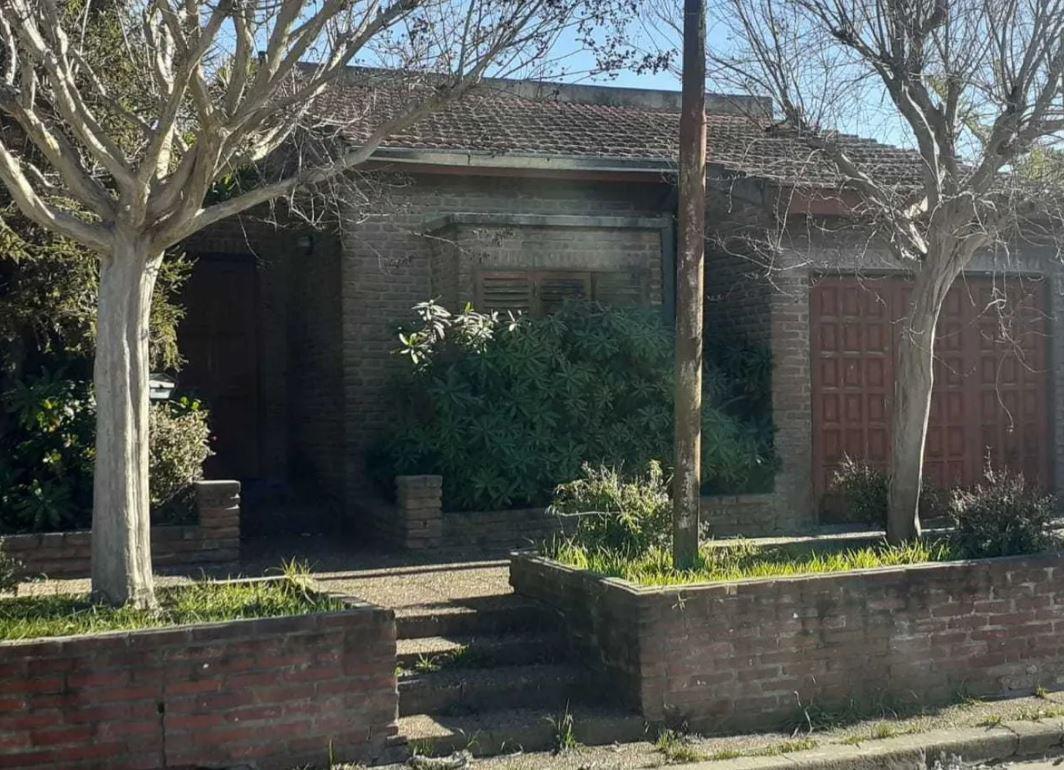 Casa en venta - 2 dormitorios 1 baño 1 cochera - La Plata[FINANCIADA]