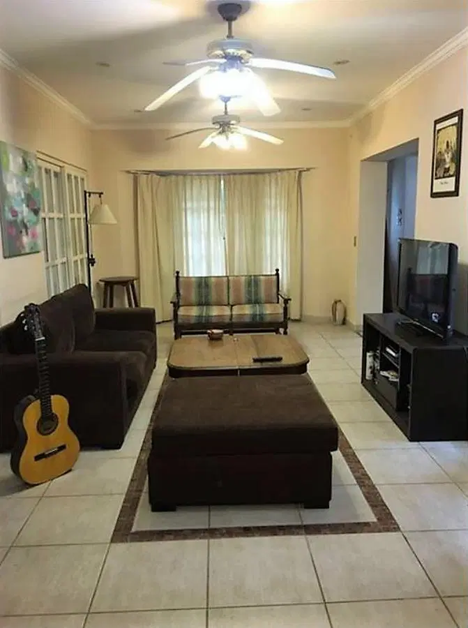 Casa en venta - 3 dormitorios 1 baño 1 cochera - 300mts2 totales - Manuel B. Gonnet 4