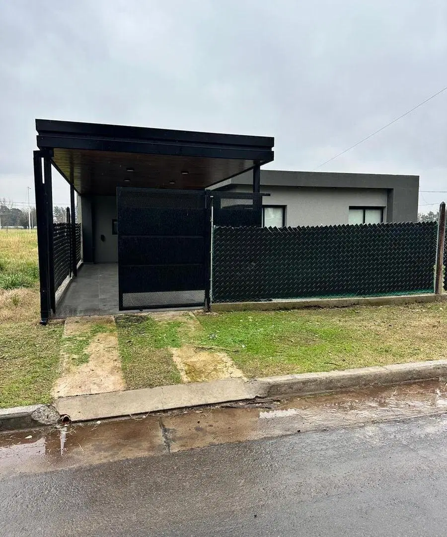 Casa en venta - 3 Dormitorios 3 Baños - Ibarlucea 4