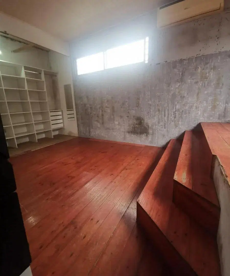 Casa en venta - 5 Dormitorios 3 Baños - Cochera - 277Mts2 - Lanús Oeste 5