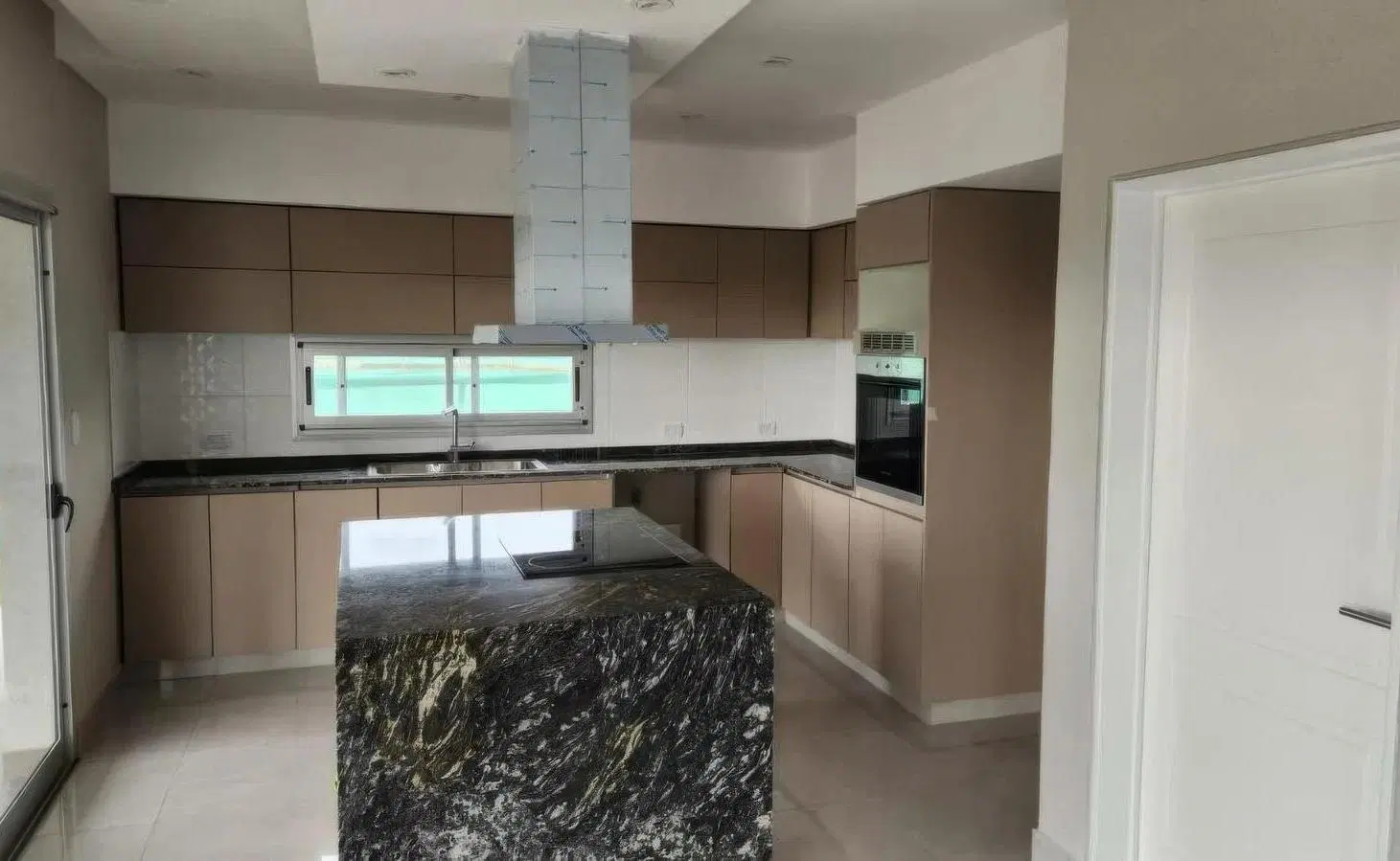 Casa en venta - 3 Dormitorios 4 Baños - Cocheras - 700Mts2 - El Rebenque, Presidente Perón, Guernica 3
