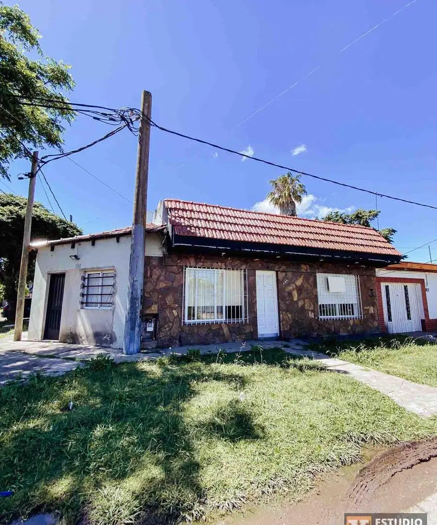 Casa en venta - 2 Dormitorios 2 Baños - 230Mts2 - Villa Elvira, La Plata 3