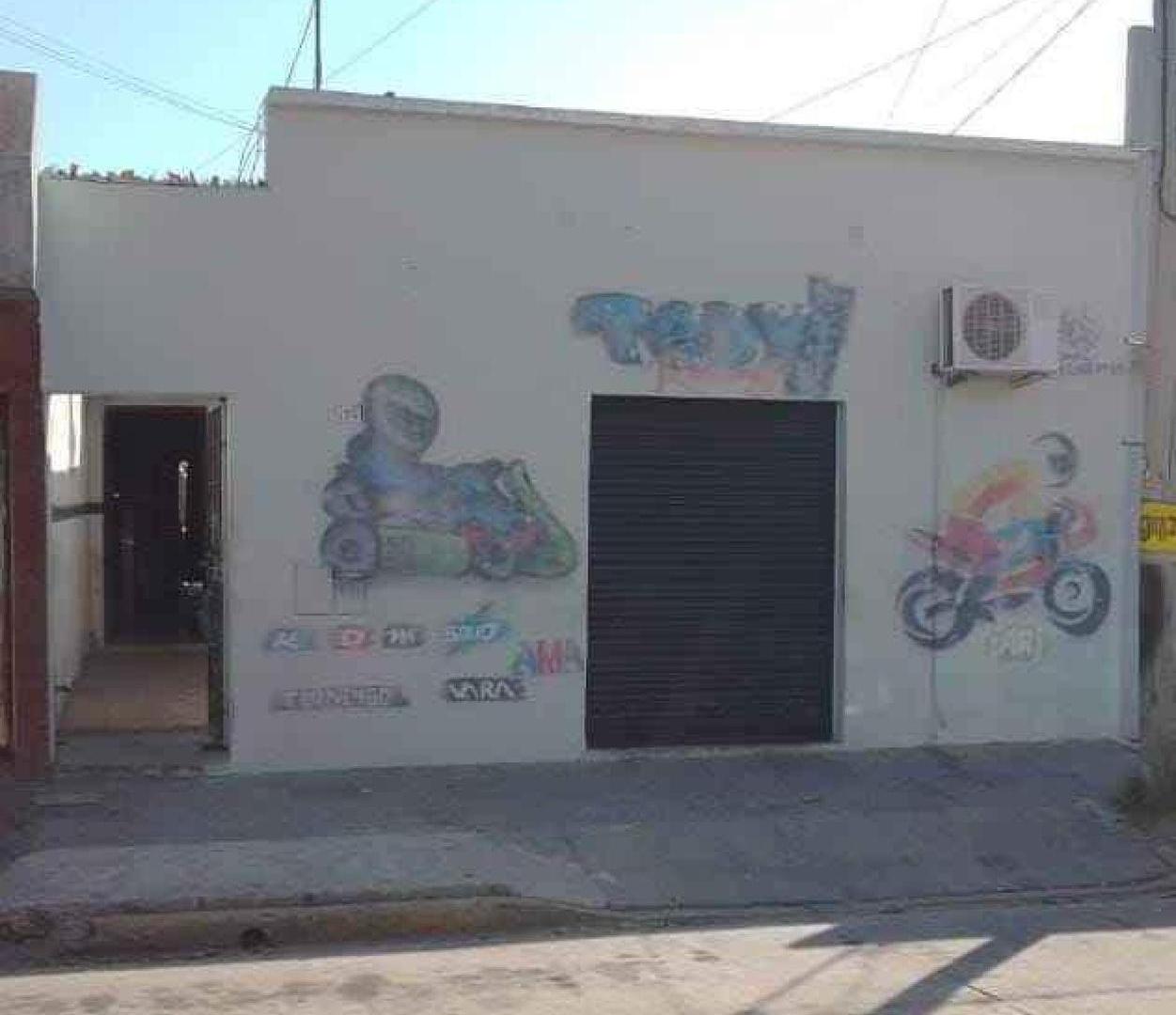 Casa en venta - 4 Dormitorios 2 Baños - Local - 475Mts2 - Luján