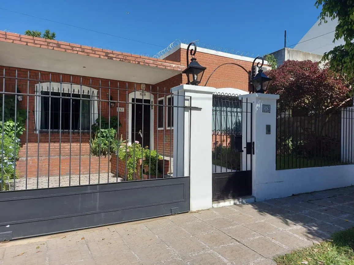 Casa en venta - 3 Dormitorios 3 Baños - Cochera - 235Mts2 - Castelar 3