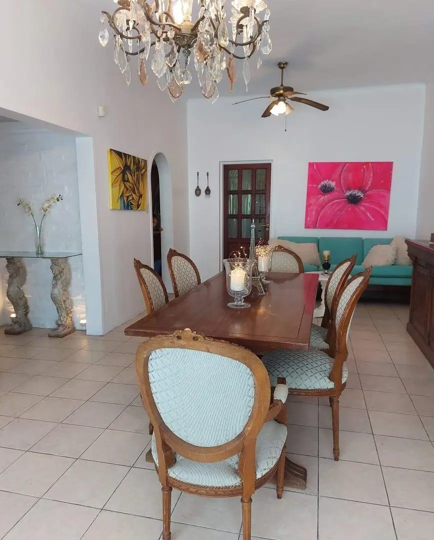 Casa en venta - 3 Dormitorios 3 Baños - Cochera - 235Mts2 - Castelar 2