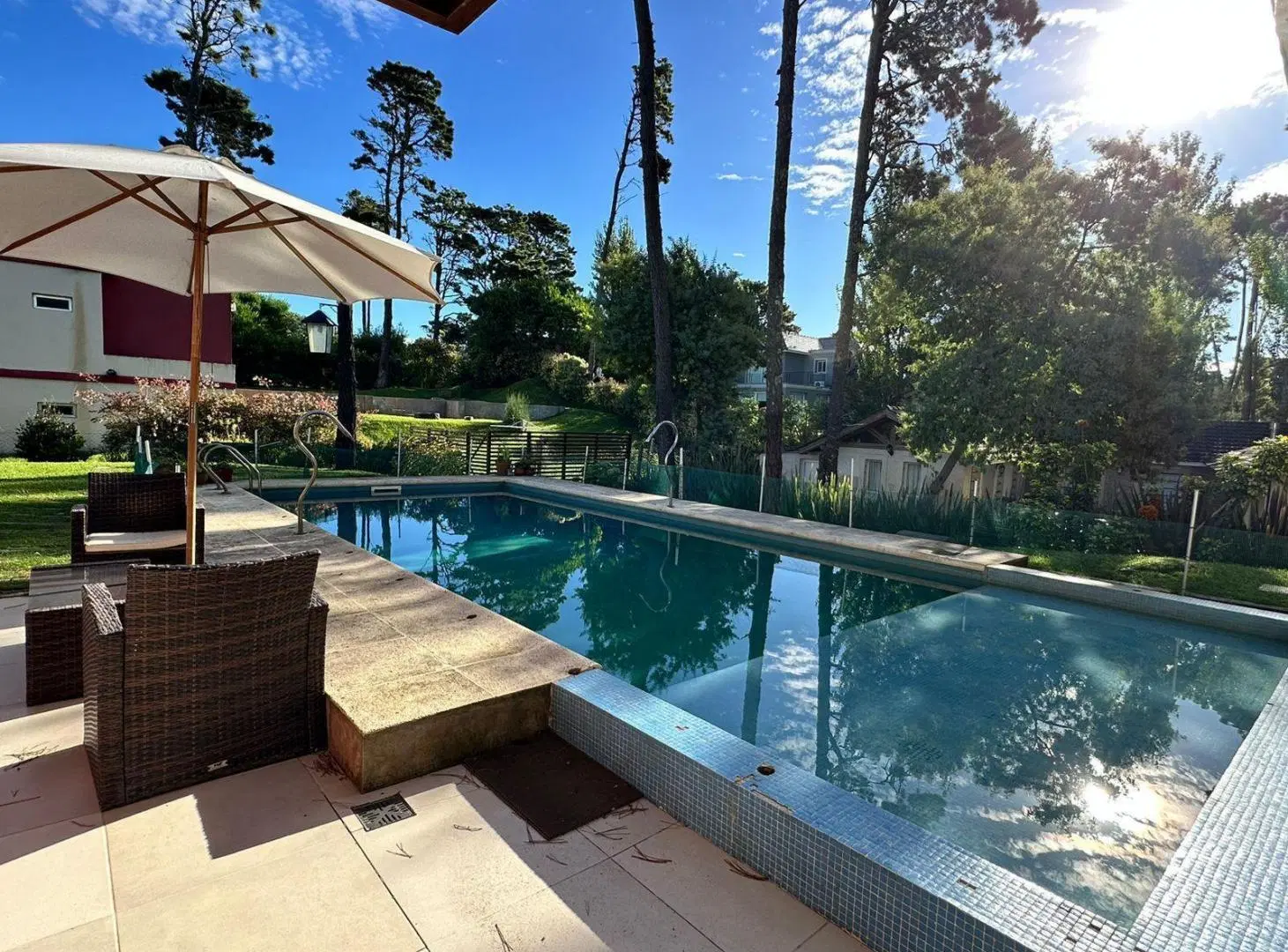 Casa en venta - 5 Dormitorios 3 Baños - 940mts2 - Pinamar 1