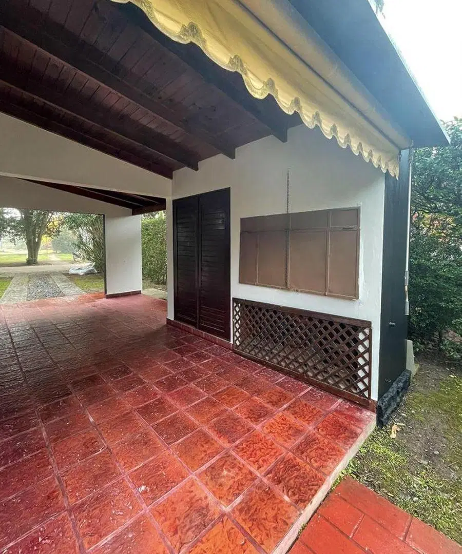 Casa en venta - 2 Dormitorios 2 Baños - 300Mts2 - Berazategui 2