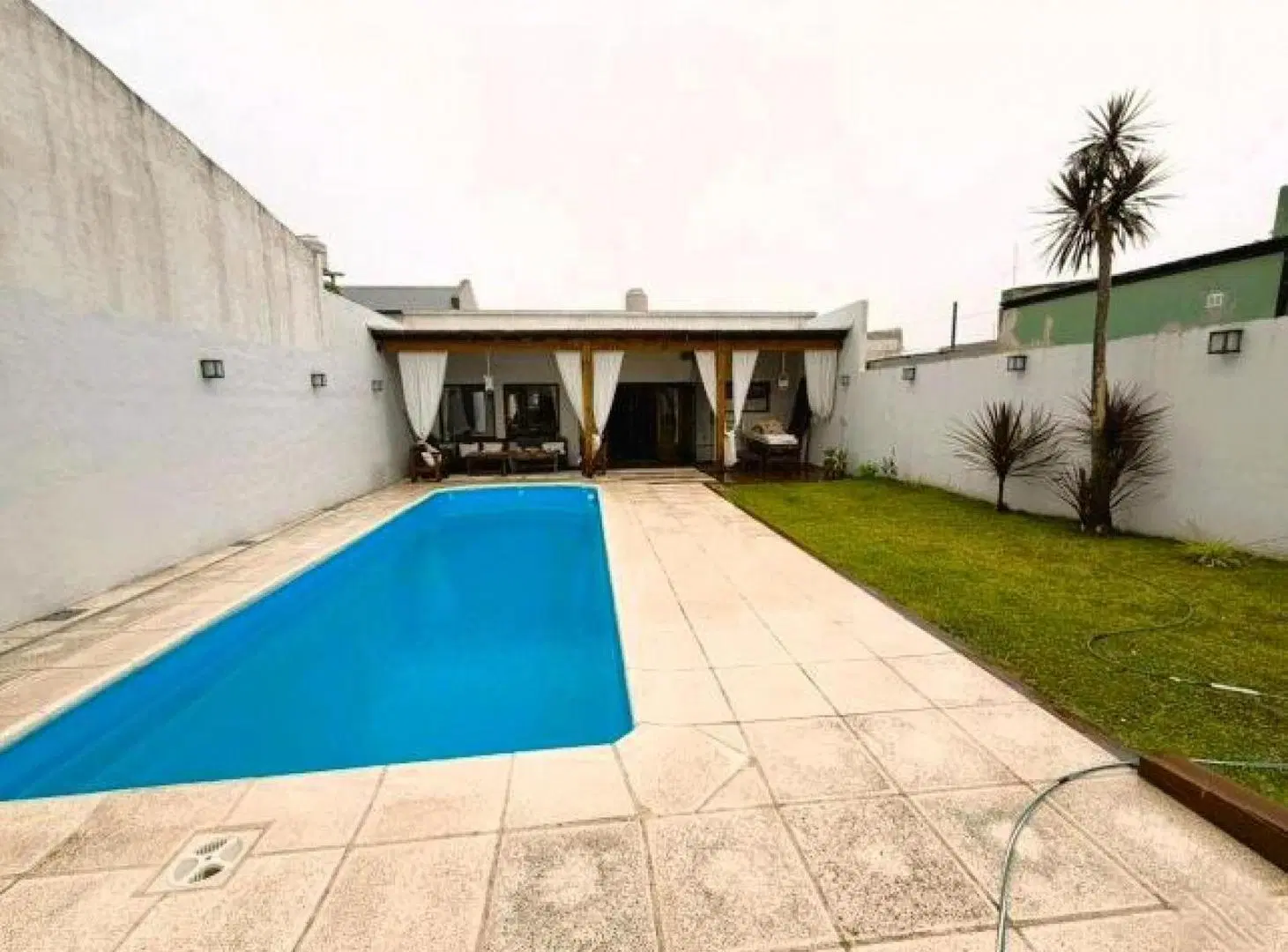 Casa de 3 Dormitorios 2 Baños, cochera pasante, jardín y pileta - Tandil semicentro 4