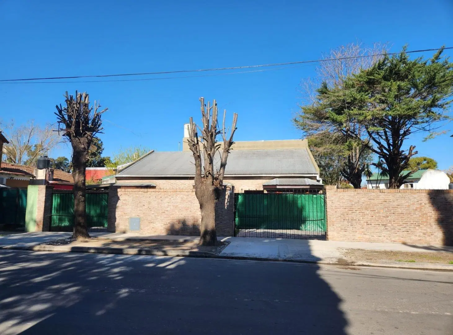 Casa en venta - 4 Dormitorios 2 Baños - 660mts2 - Ingeniero Adolfo Sourdeaux 2